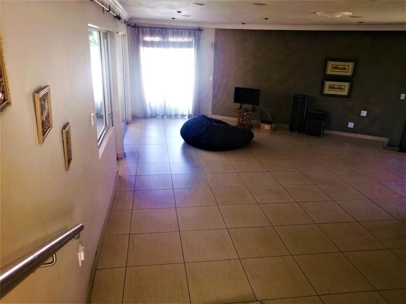 5 Bedroom Property for Sale in Kloofendal Gauteng