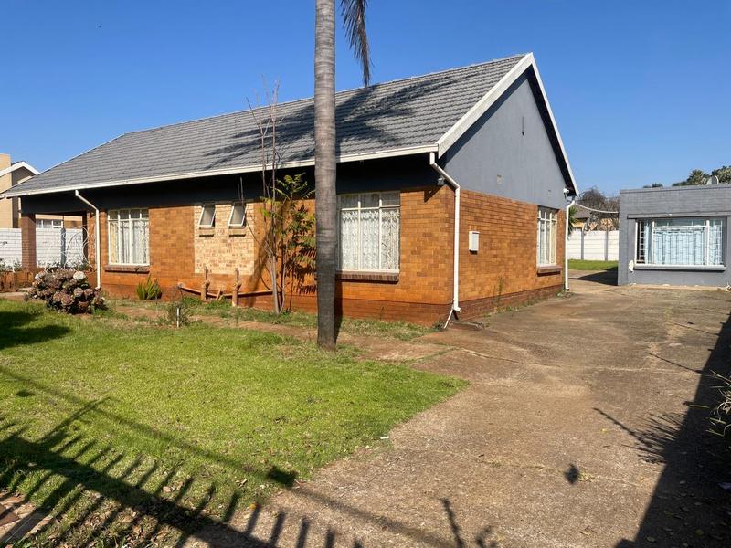 7 Bedroom Property for Sale in Rhodesfield Gauteng