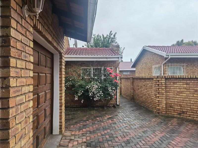 6 Bedroom Property for Sale in Selcourt Gauteng