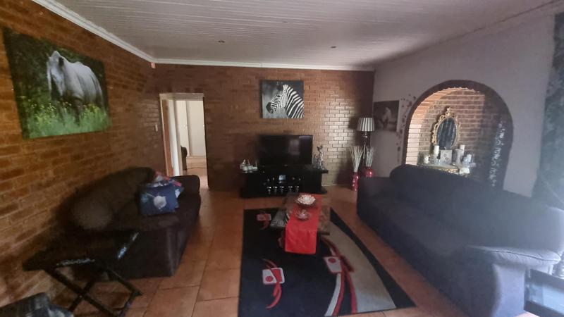5 Bedroom Property for Sale in Mnandi Gauteng
