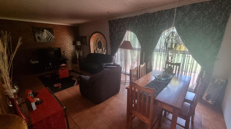 5 Bedroom Property for Sale in Mnandi Gauteng