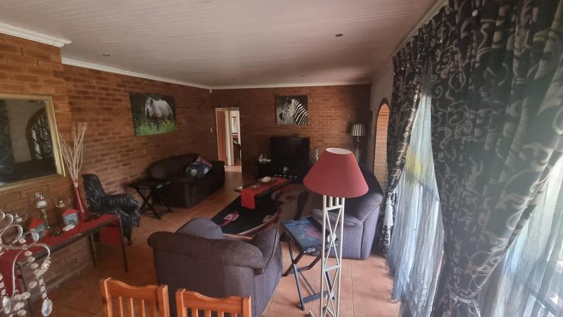 5 Bedroom Property for Sale in Mnandi Gauteng