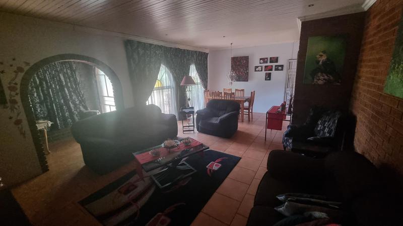 5 Bedroom Property for Sale in Mnandi Gauteng