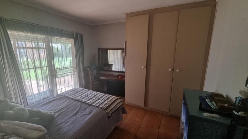 5 Bedroom Property for Sale in Mnandi Gauteng