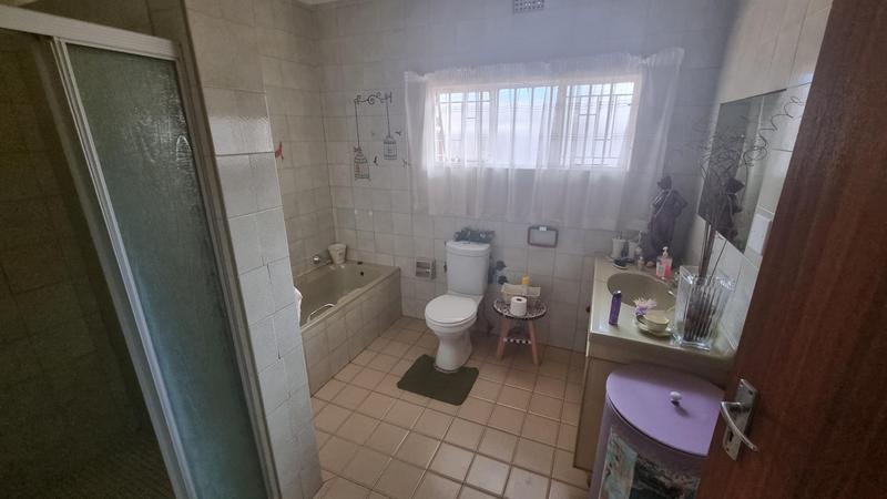 5 Bedroom Property for Sale in Mnandi Gauteng