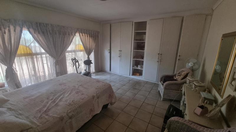 5 Bedroom Property for Sale in Mnandi Gauteng