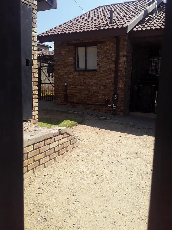 2 Bedroom Property for Sale in Olievenhoutbosch Gauteng