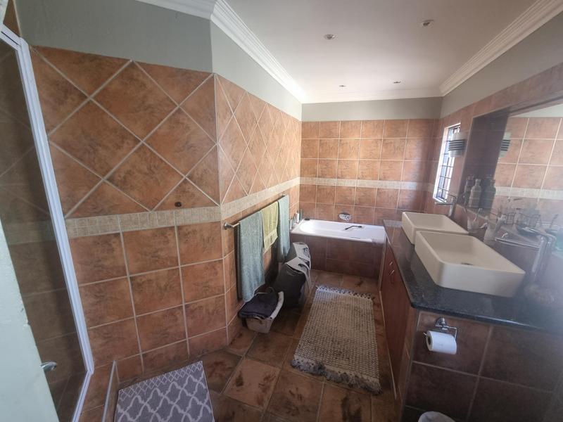 5 Bedroom Property for Sale in Monavoni A H Gauteng