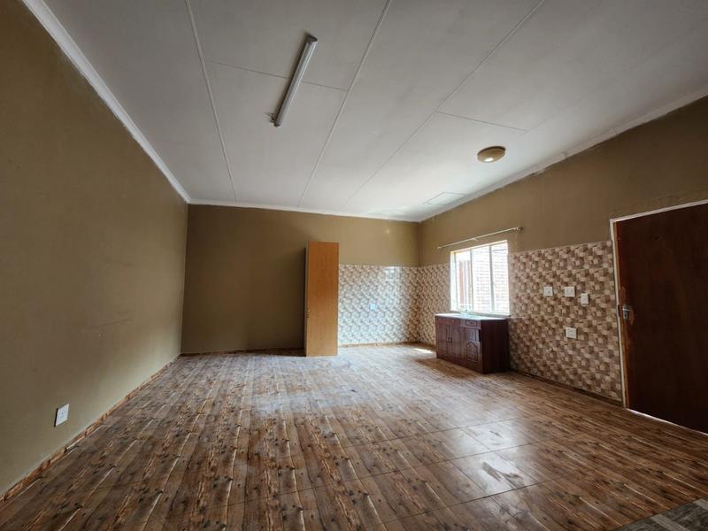 To Let 3 Bedroom Property for Rent in Helikonpark Gauteng