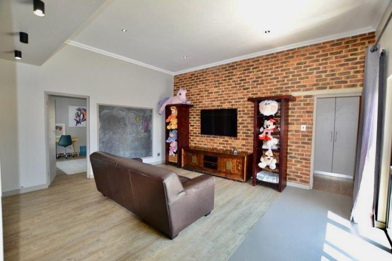 6 Bedroom Property for Sale in Copperleaf Estate Gauteng