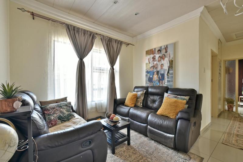 6 Bedroom Property for Sale in Glenanda Gauteng