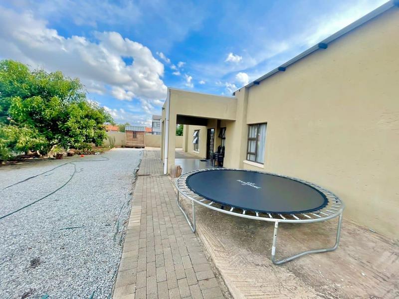 4 Bedroom Property for Sale in Heuwelsig Estate Gauteng