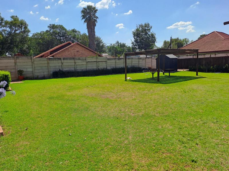 To Let 1 Bedroom Property for Rent in Linden Gauteng