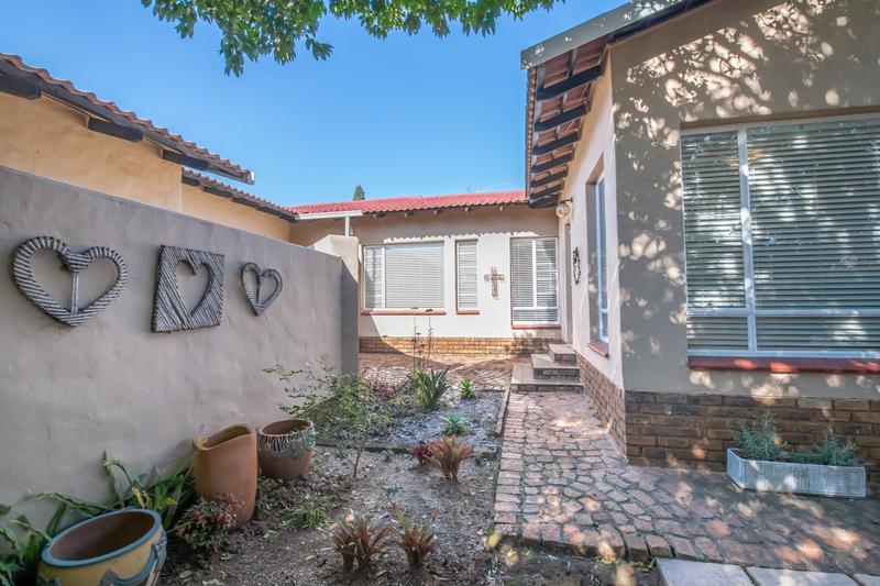 2 Bedroom Property for Sale in Eldoraigne Gauteng