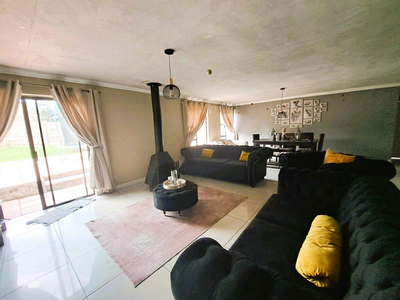 4 Bedroom Property for Sale in Heuweloord Gauteng