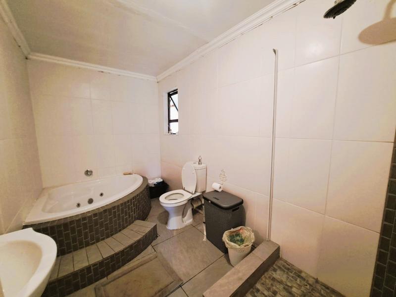 4 Bedroom Property for Sale in Heuweloord Gauteng