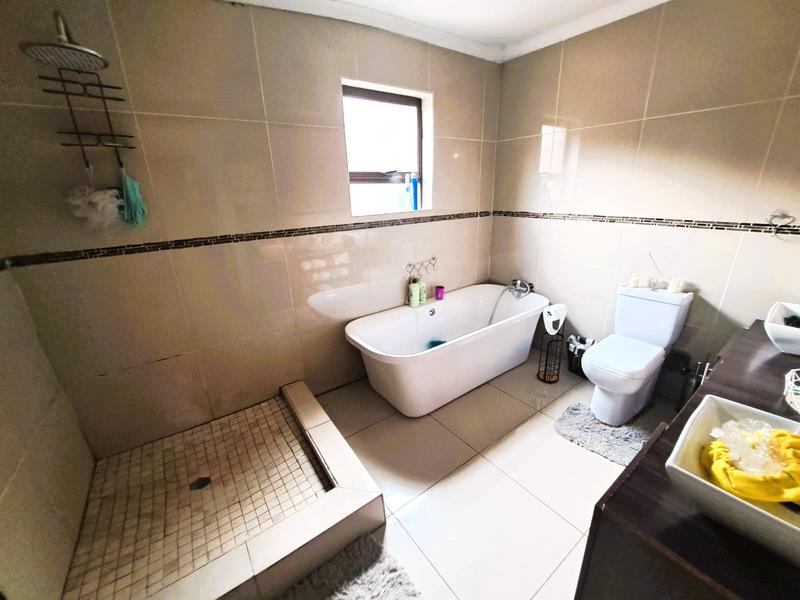 4 Bedroom Property for Sale in Heuweloord Gauteng