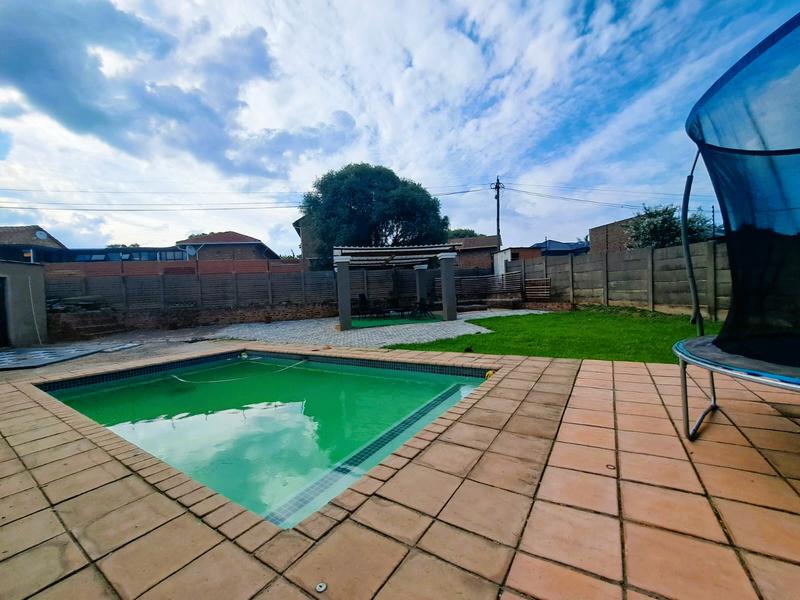 4 Bedroom Property for Sale in Heuweloord Gauteng