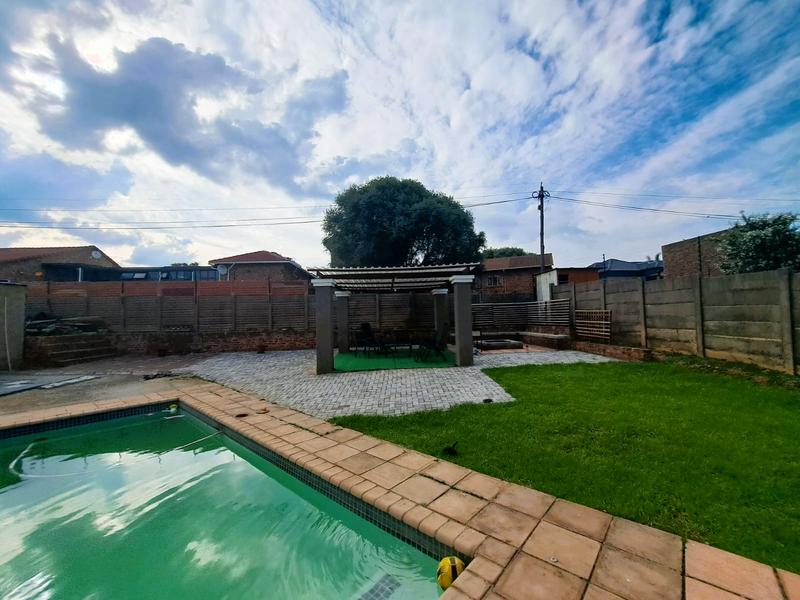 4 Bedroom Property for Sale in Heuweloord Gauteng