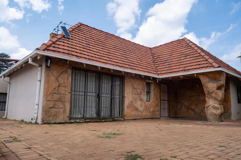 5 Bedroom Property for Sale in Cyrildene Gauteng