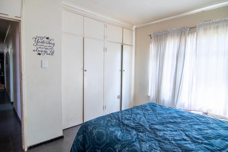 5 Bedroom Property for Sale in Clayville East Gauteng