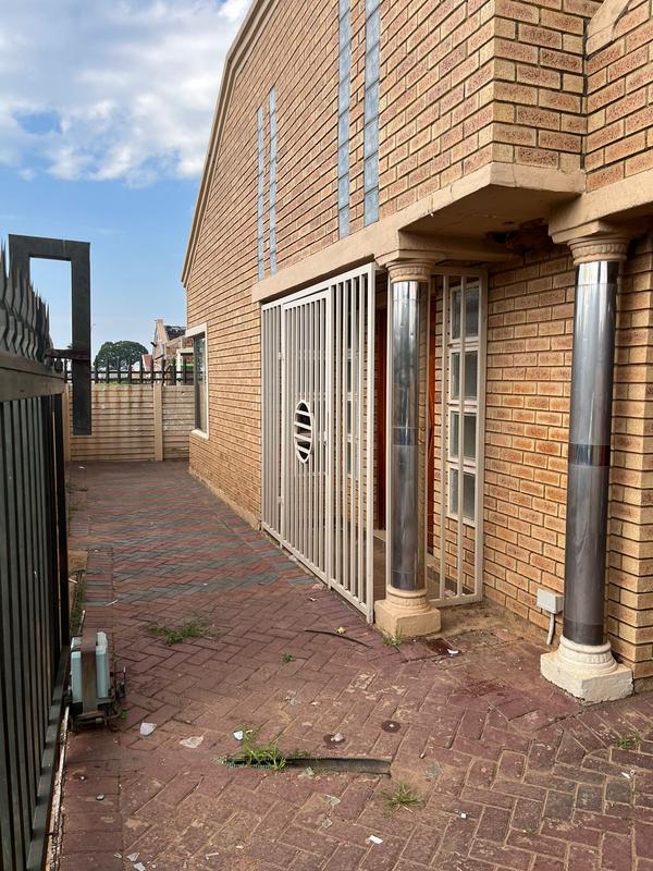 5 Bedroom Property for Sale in Lenasia Gauteng