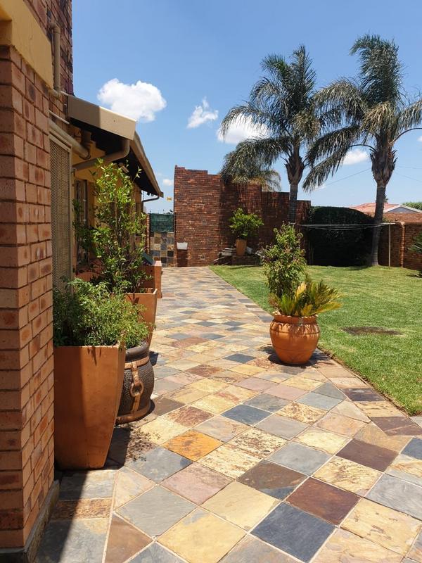 5 Bedroom Property for Sale in Lenasia Gauteng