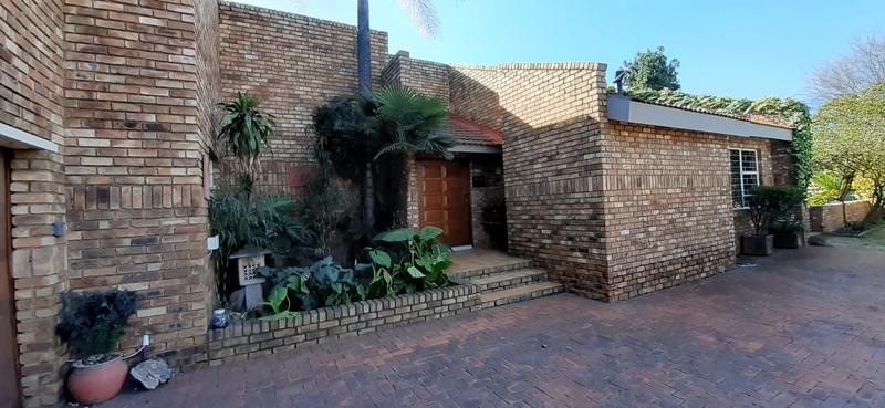 6 Bedroom Property for Sale in Mnandi Gauteng