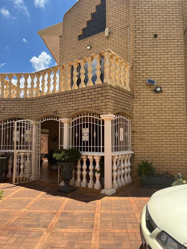 5 Bedroom Property for Sale in Lenasia Gauteng