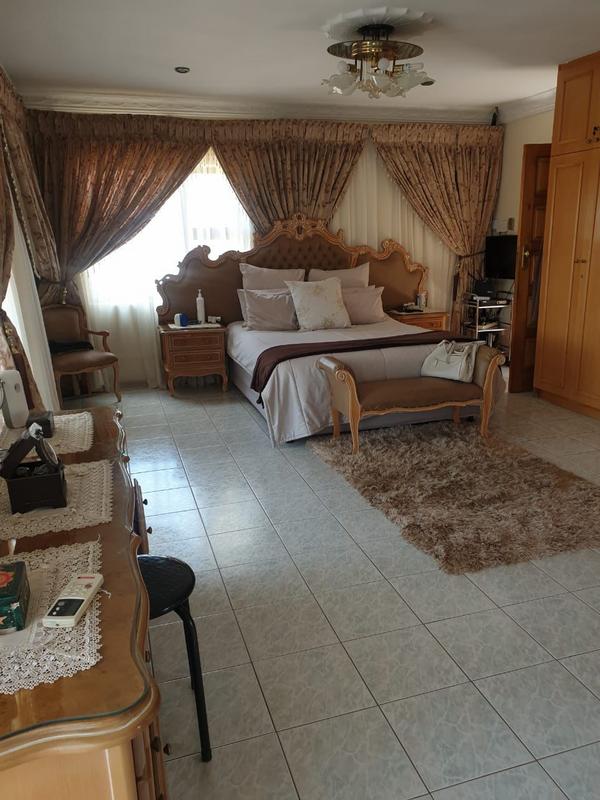 5 Bedroom Property for Sale in Lenasia Gauteng