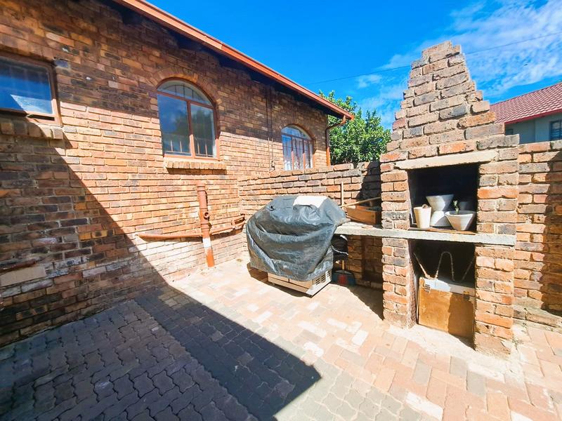 6 Bedroom Property for Sale in Heuweloord Gauteng