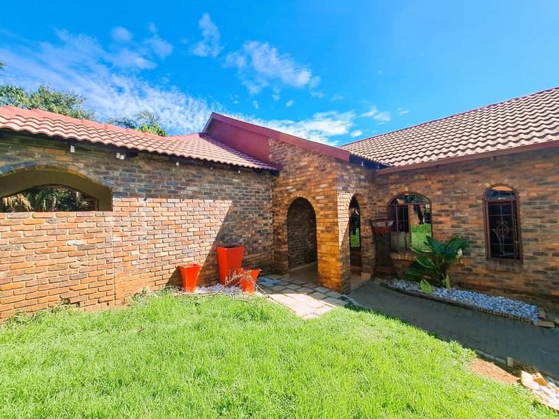 6 Bedroom Property for Sale in Heuweloord Gauteng