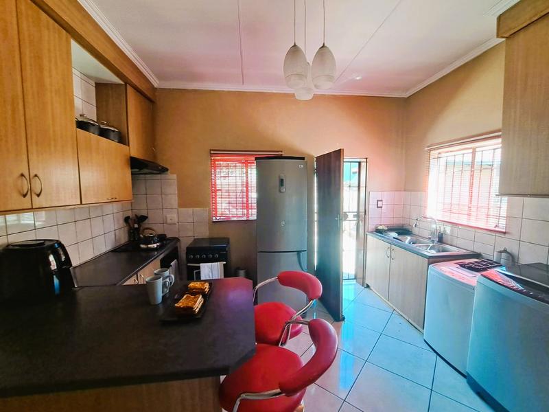 6 Bedroom Property for Sale in Heuweloord Gauteng