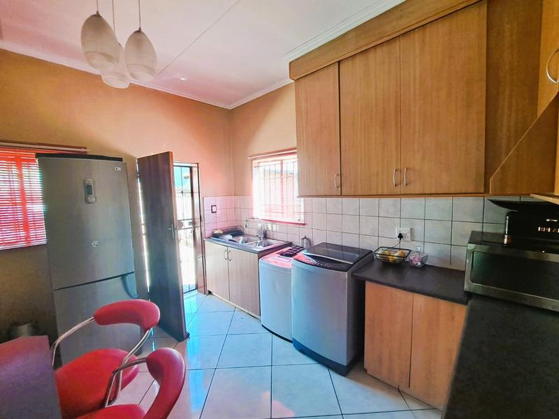 6 Bedroom Property for Sale in Heuweloord Gauteng