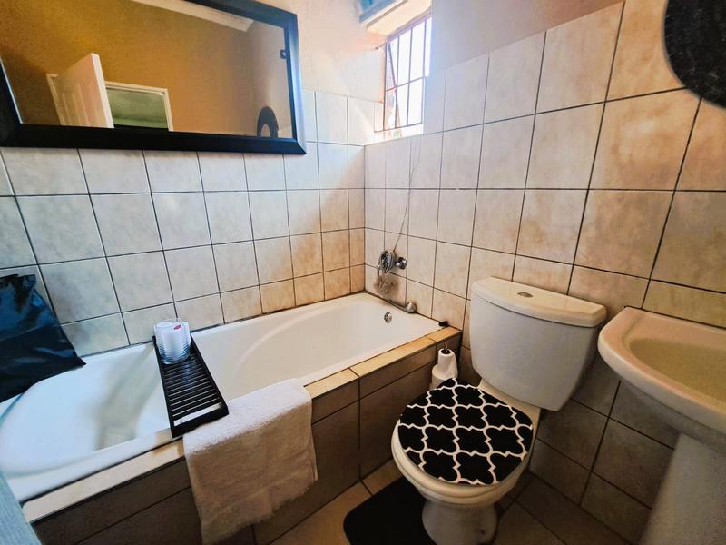 6 Bedroom Property for Sale in Heuweloord Gauteng