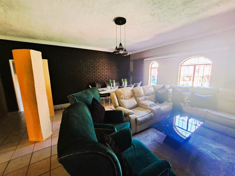 6 Bedroom Property for Sale in Heuweloord Gauteng