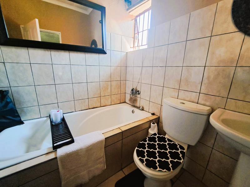 6 Bedroom Property for Sale in Heuweloord Gauteng