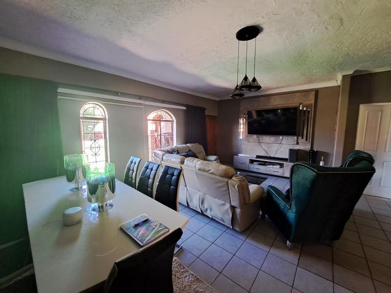 6 Bedroom Property for Sale in Heuweloord Gauteng