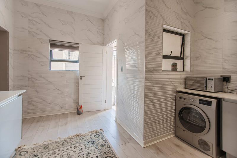 5 Bedroom Property for Sale in Copperleaf Estate Gauteng
