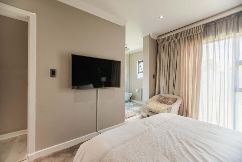 5 Bedroom Property for Sale in Copperleaf Estate Gauteng