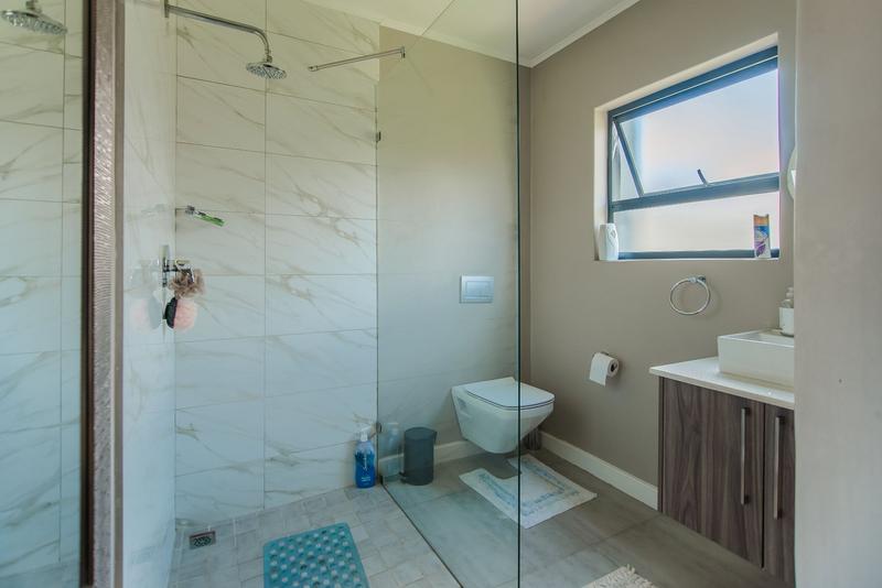 5 Bedroom Property for Sale in Copperleaf Estate Gauteng