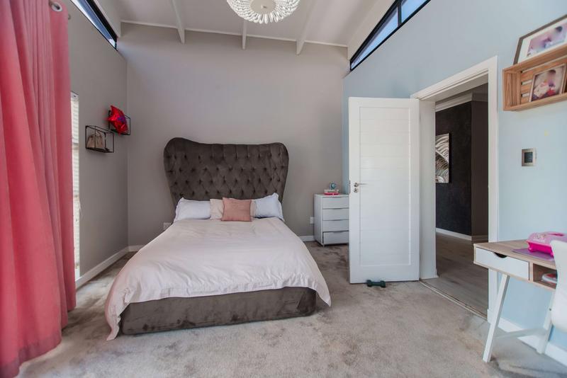5 Bedroom Property for Sale in Copperleaf Estate Gauteng