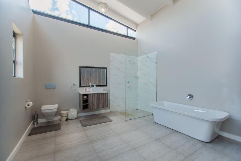 5 Bedroom Property for Sale in Copperleaf Estate Gauteng
