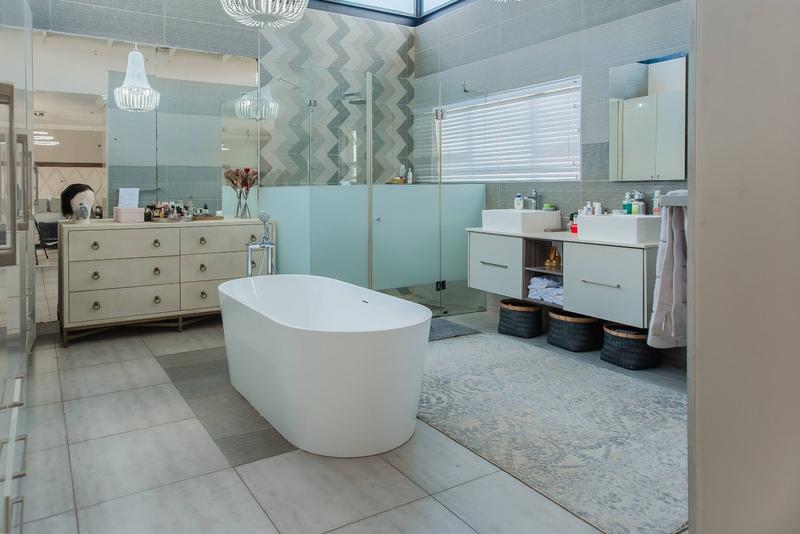 5 Bedroom Property for Sale in Copperleaf Estate Gauteng