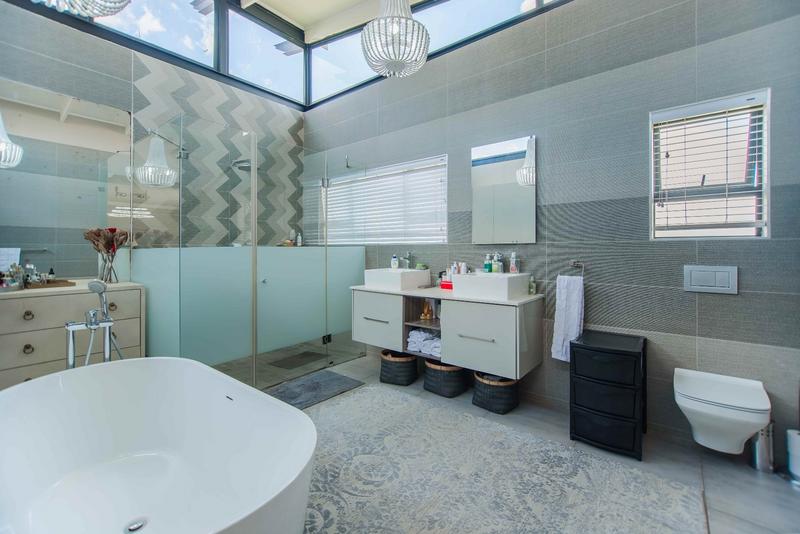 5 Bedroom Property for Sale in Copperleaf Estate Gauteng
