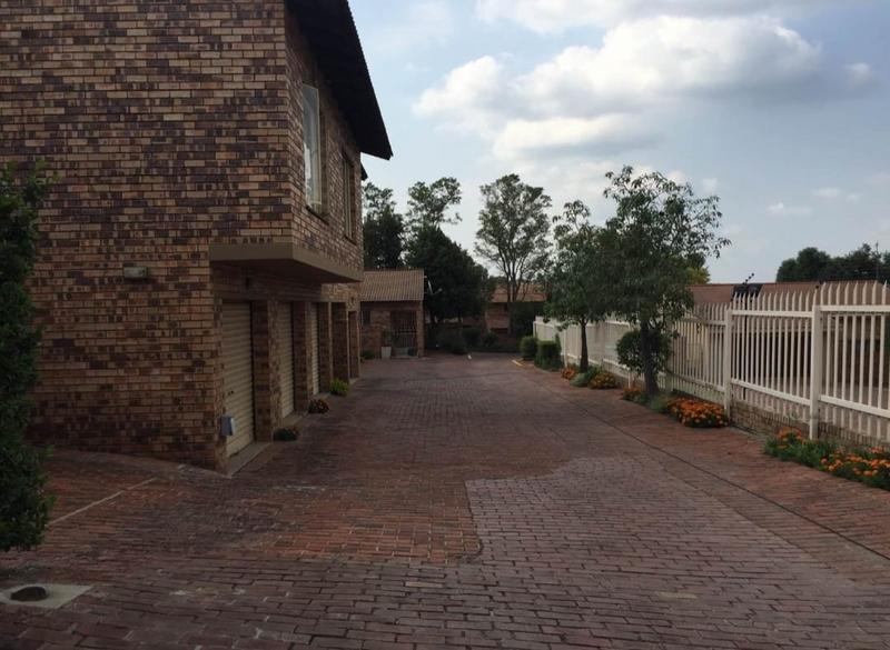 To Let 2 Bedroom Property for Rent in Fourways Gauteng