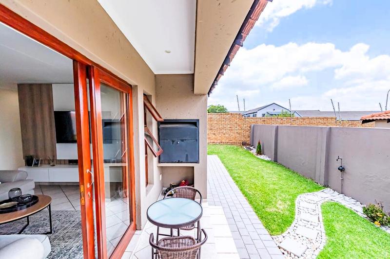 2 Bedroom Property for Sale in Thatchfield Close Gauteng