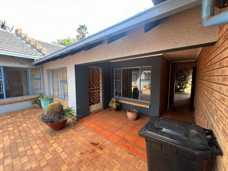 6 Bedroom Property for Sale in Larrendale Gauteng