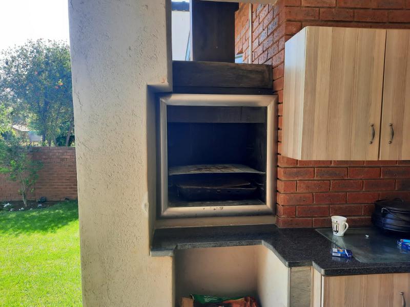 2 Bedroom Property for Sale in Mooikloof Ridge Gauteng