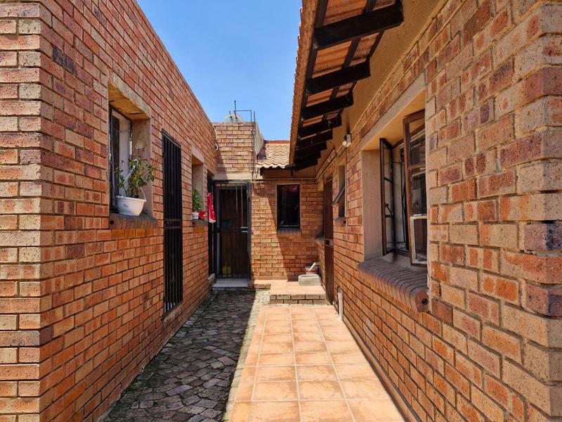 6 Bedroom Property for Sale in Lifateng Gauteng